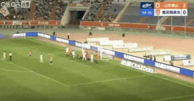 黄油手！王大雷送大礼，重庆铜梁龙扳回1球！
2-0！马德鲁加头槌梅开二度！这场赢