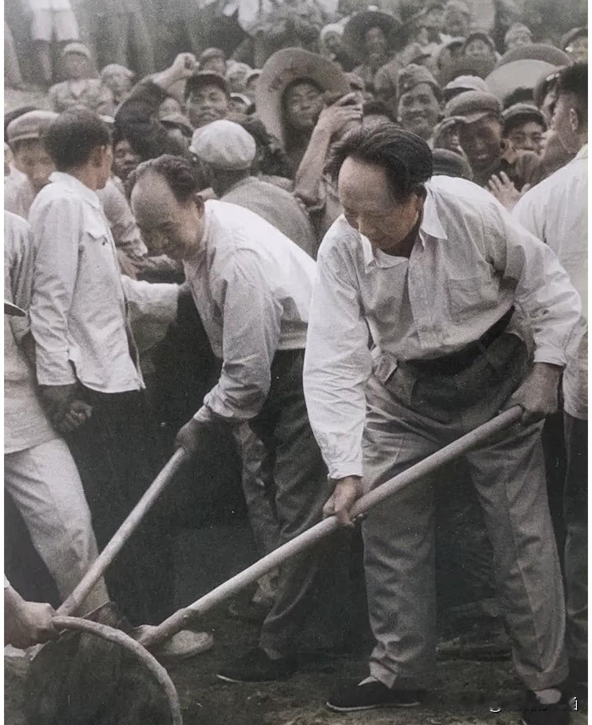 毛主席让干部下地干活，绝非形式主义，藏着防腐败变质的大智慧

不得不说，毛主席的