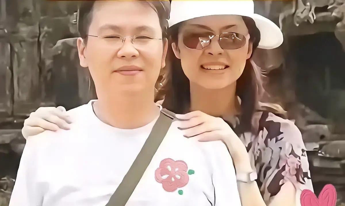 国民党主席选举正热，候选人郑丽文背后竟站着个前民进党高官老公。这对立场相悖的夫妻