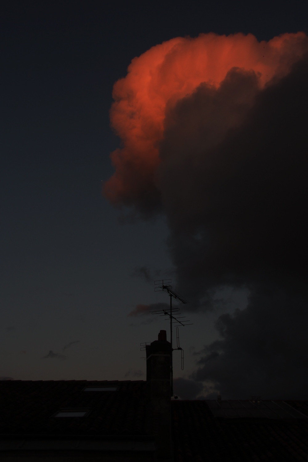 老旧昏暗的感觉，像是童年的某种记忆被突然唤醒了 