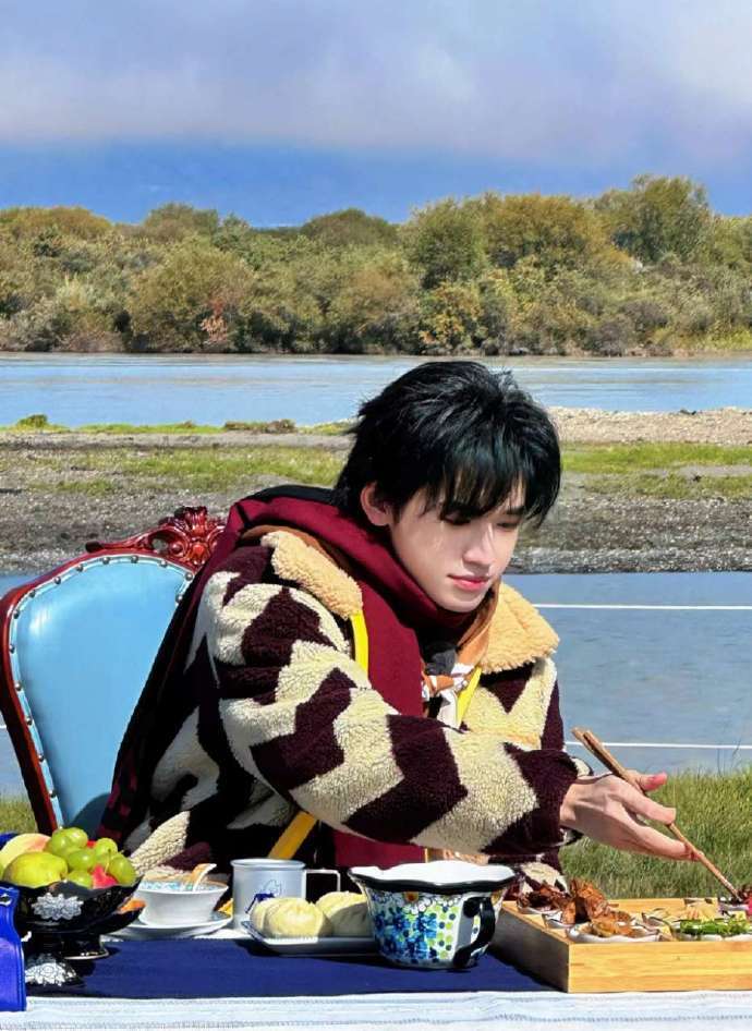 宋亚轩《#现在就出发# 》录制路透把自己裹成了一个圆球还不忘给旁边的人递吃的[允