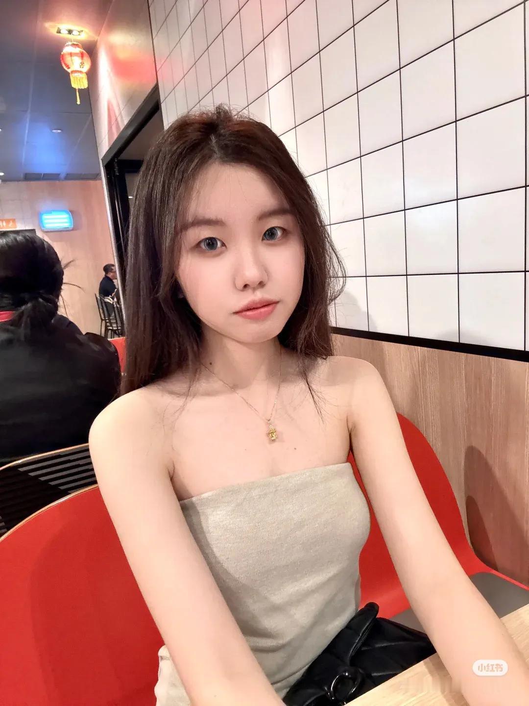 话说新加坡近几年就推出了许多样靓身材正，气质也相当不错的新晋博主，而jiayi就