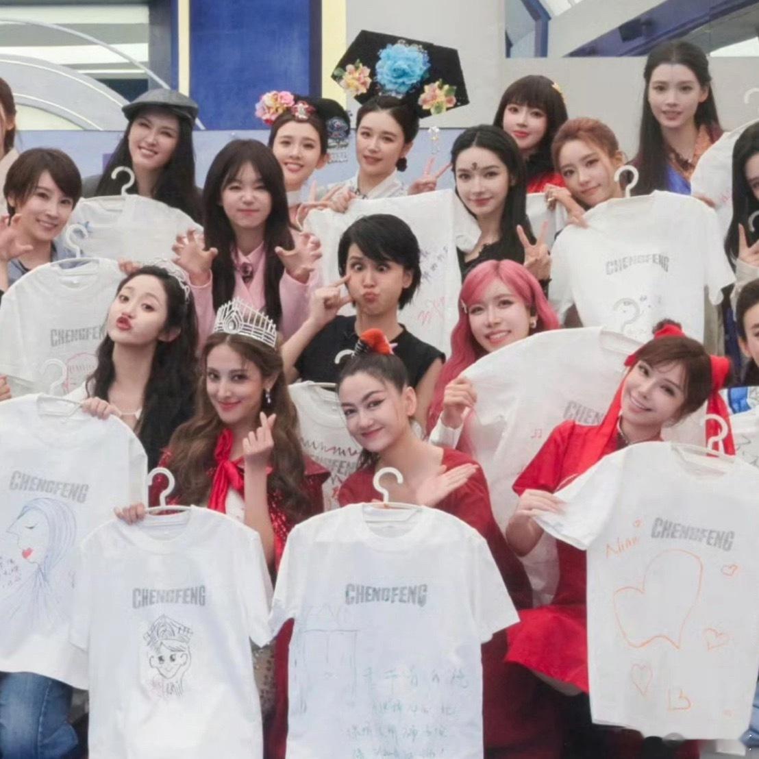 沛慈好好用脸哈哈哈哈从正常逐渐变为不正常哈哈哈哈… 