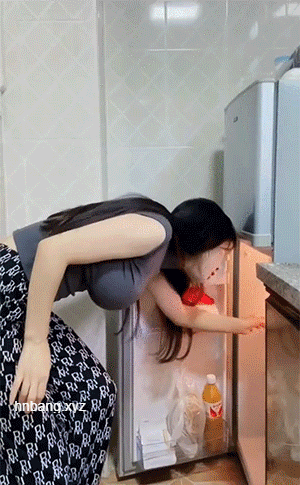6月16日，浙江杭州一网友发帖反映吃外卖发现烧麦底部有大量血迹。该杭州网友吃外卖
