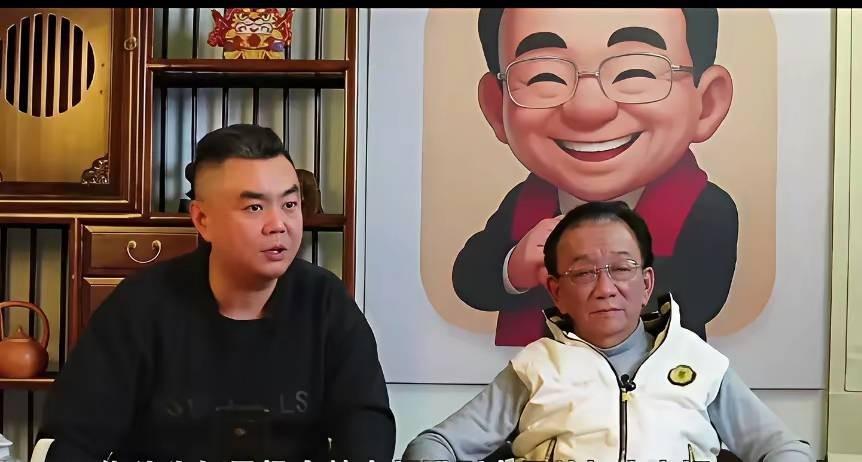 侯耀华摔扇子说：“我爹看到这局面，得把醒木砸了。”
说的是德云社占了九成商演，新