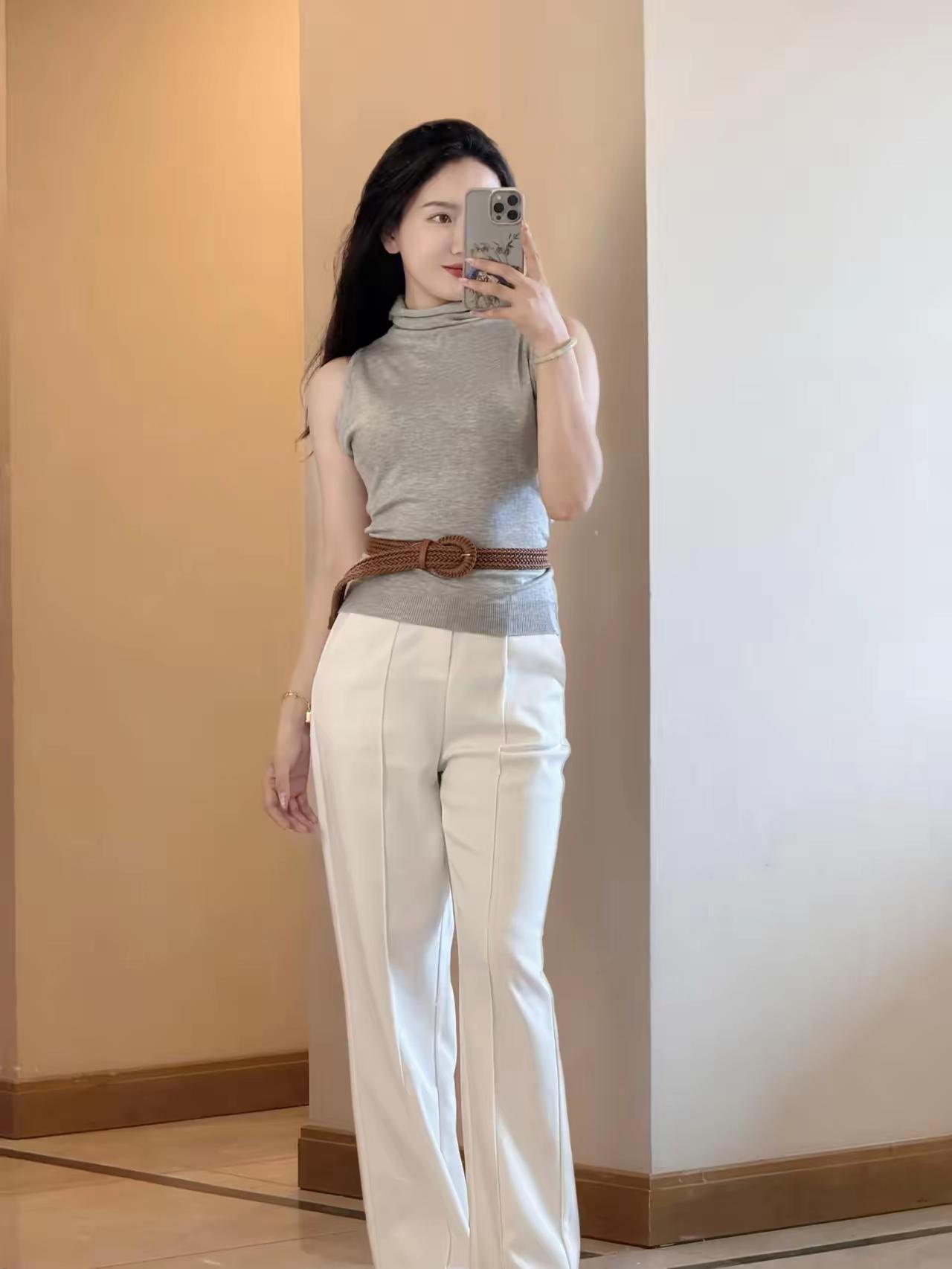 简约时尚穿搭，灰色上衣+白色阔腿裤，轻松自在！👗👖👠