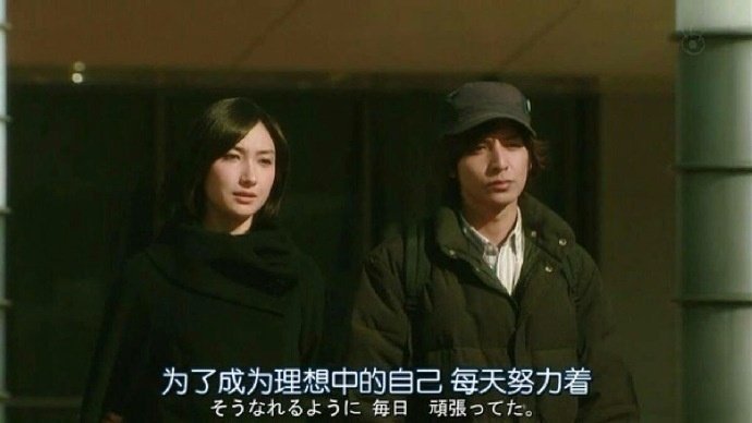 "一个人的时候多一点努力才能让自己的爱情少一点条件多一点纯粹"