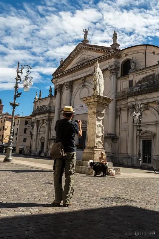 自1972年起，意大利维琴察的一位七旬老人通过伪造全盲身份和相关证明，从政府骗取