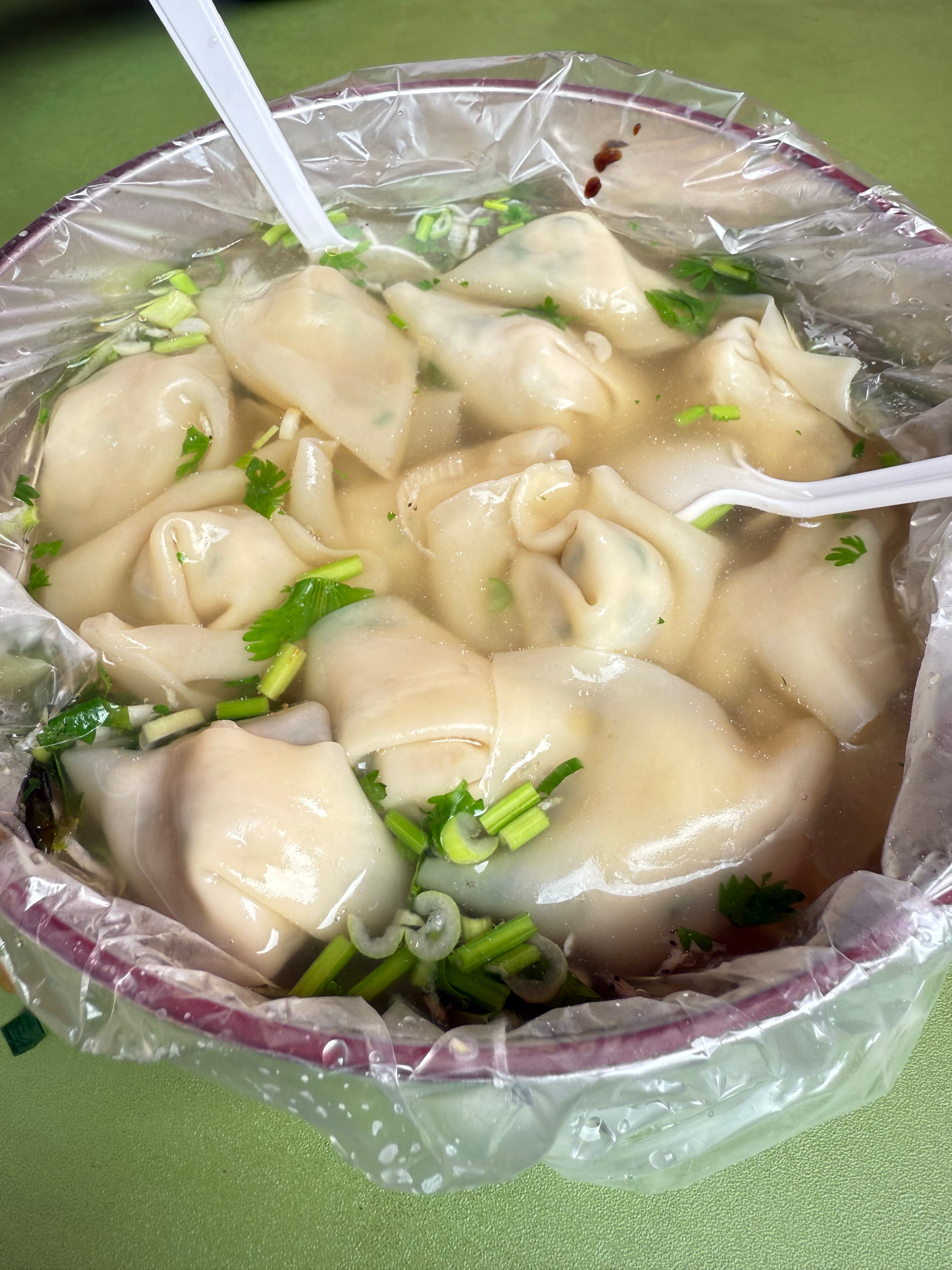 周五我来了[举手][举手][举手]来一碗鲜美的鲅鱼馄饨配几块酥脆的紫米煎饼再加几