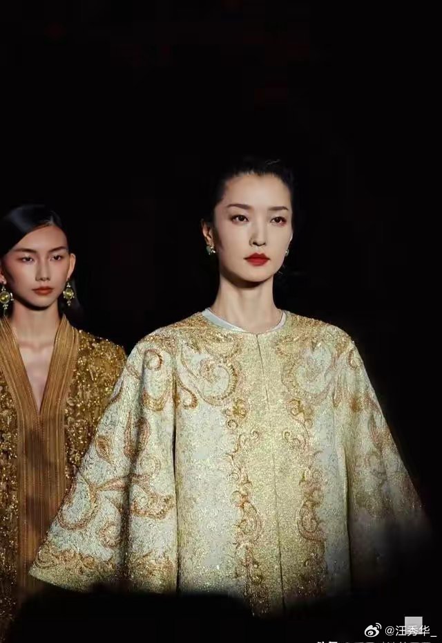 杜鹃,这个名字在时尚圈可谓家喻户晓。作为中国第一批走向国际舞台的超模,她那高冷的