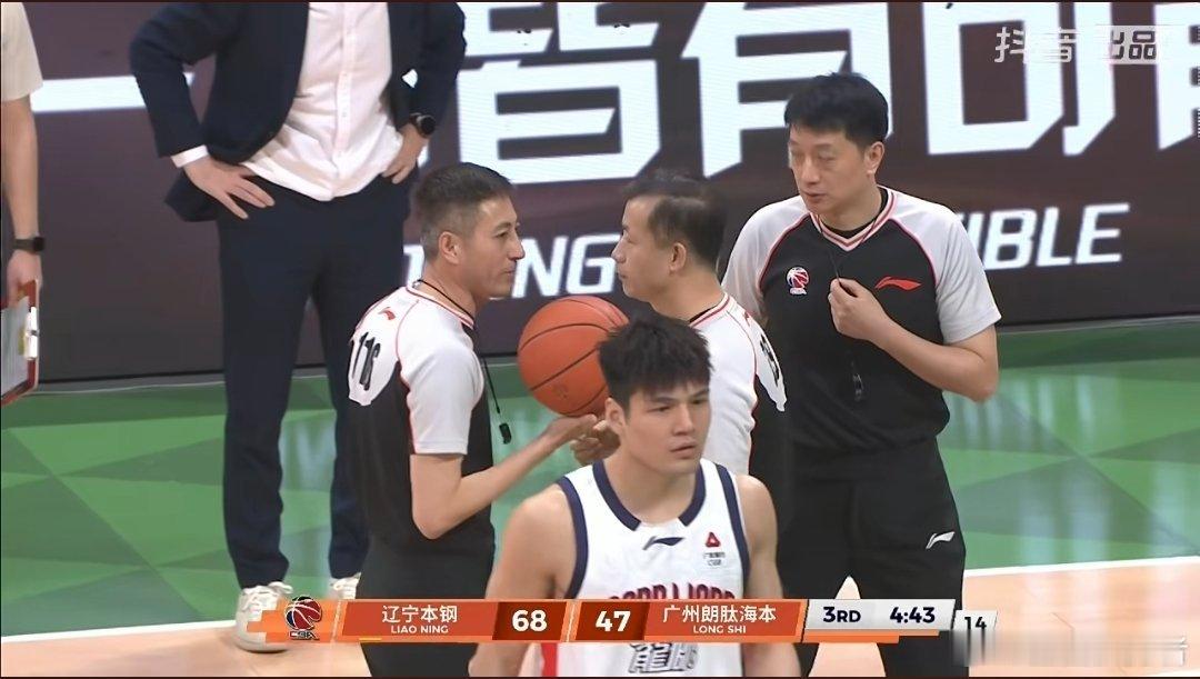 我广球迷眼中国内第一大前锋陈国豪，在广州龙狮打的替补中替补了，也不出来吹捧了。现