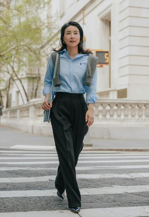 郭晶晶私下穿衣完全没有豪门架子，素色T恤、基础款牛仔裤是日常标配，出席活动也常选