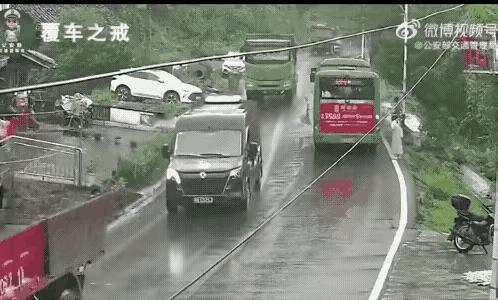 这也是老大不小的姑娘了，过马路还是这么慌慌张张的，撞倒那一下肯定很疼。这大货车也