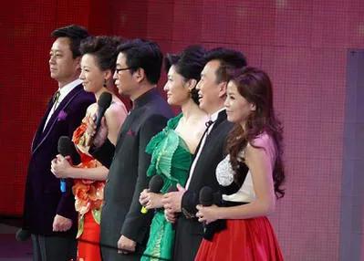 如果让他们在共同主持一次春晚，不知现场气氛会怎么样？
从侧面看你能看出他们是谁吗
