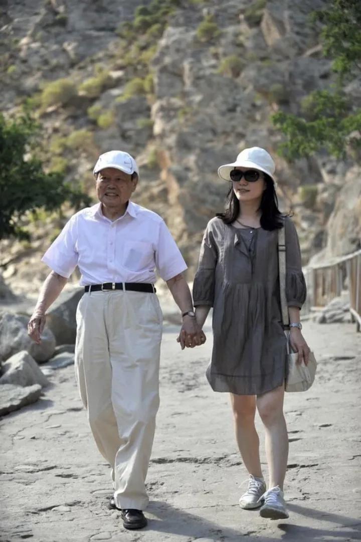 都说翁帆想要的，都得到了，她图什么呢？

网传杨振宁先有18亿资产，由他和前妻杜