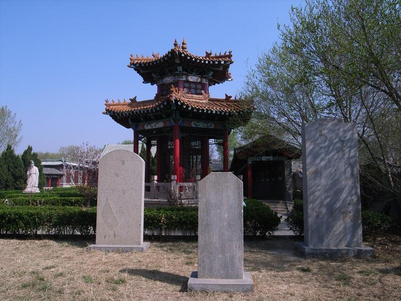 东方朔偷桃免责卡：御前耍赖指南

《汉武故事》载东方朔偷蟠桃被抓，竟辩称：“三千