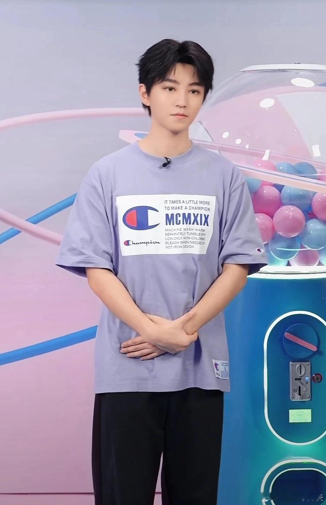 #健身房偶遇王俊凯# 明明前几天直播还长这样啊，这种偷拍角度谁都扛不住的，而且去