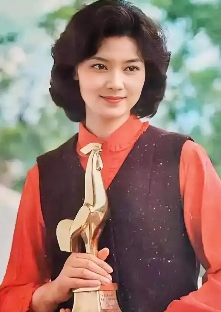 有种美不可描述，因为不知用什么词能更恰当更准确的表达出。颜值美达高峰时的潘虹，倾