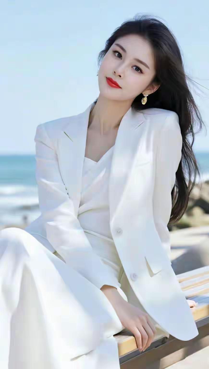 海边白衣少女，优雅动人，红唇点缀，海风吹拂，尽显时尚魅力。