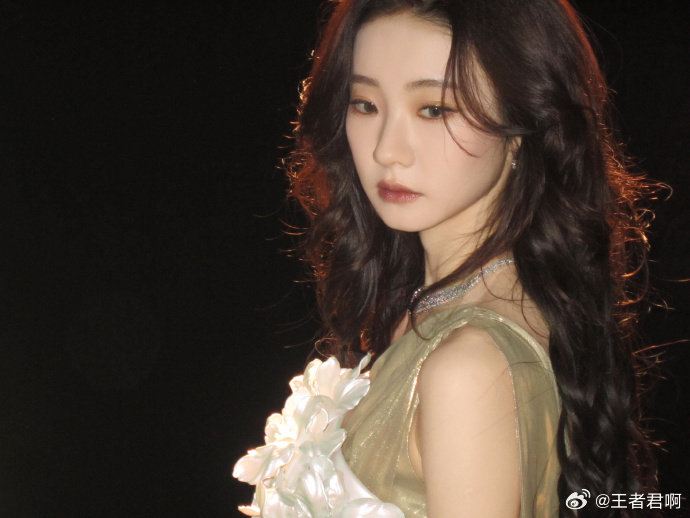 张艺凡从油画里走出的神女 谁能拒绝这般温柔神女！张艺凡完美适配清冷造型，每一帧都