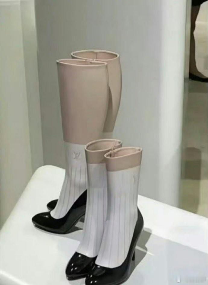 你看这鞋子像不像绿萍的假肢？？？ 