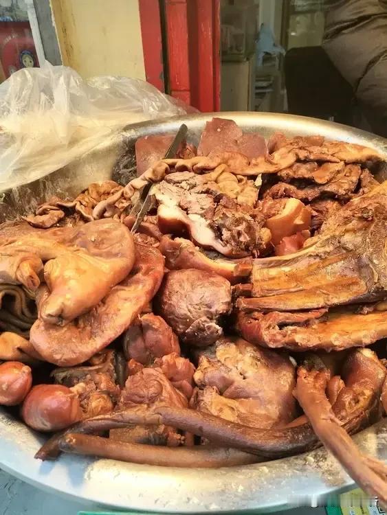 猪头肉里最贵就是它，一小段花了22元。晚上去朋友家吃饭，下午三点多出来转转，顺便