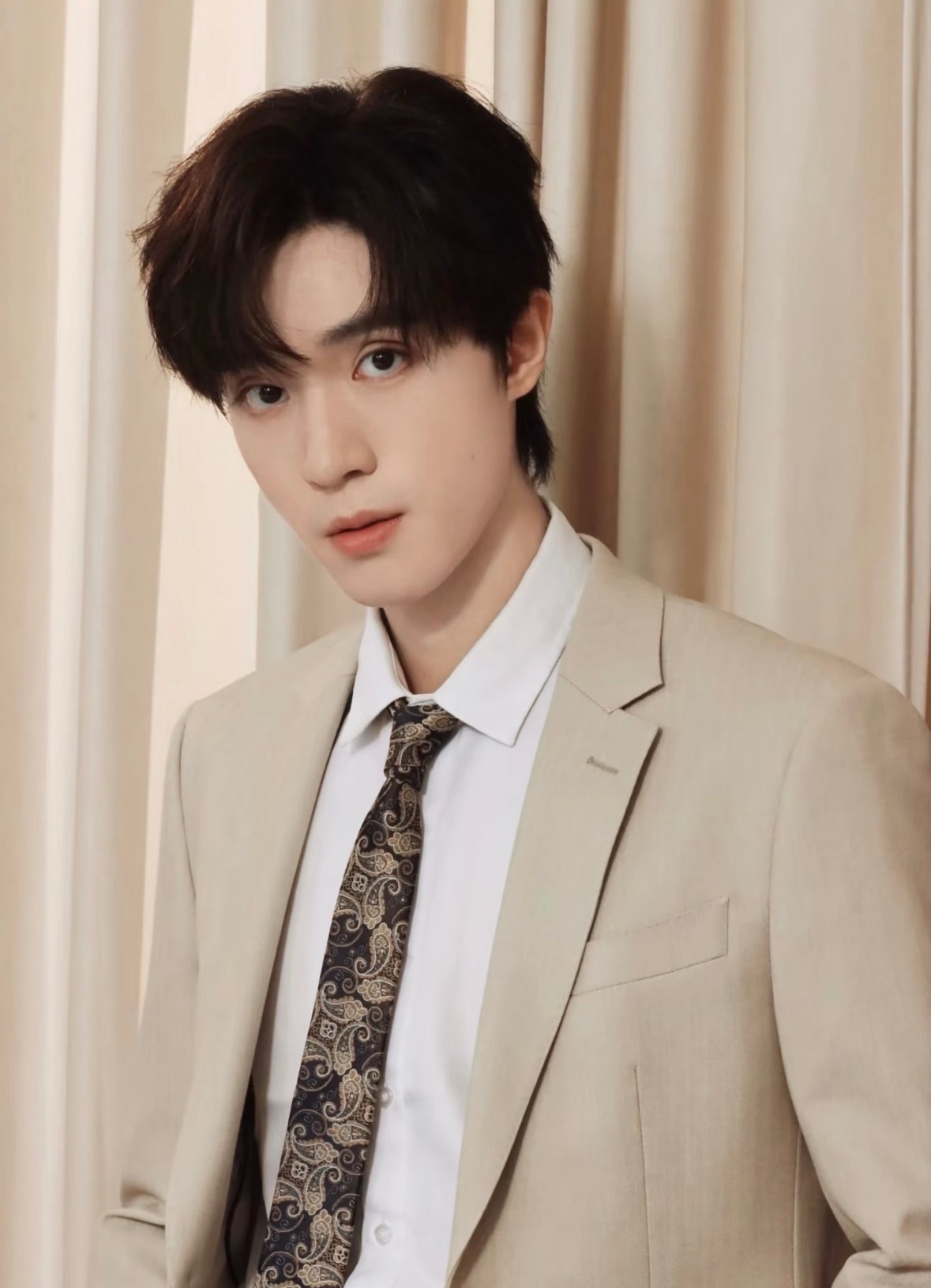 向佐梁思伟认可短剧演员分账向佐、梁思伟与白方文同台交流短剧创作感悟。几位演员结合