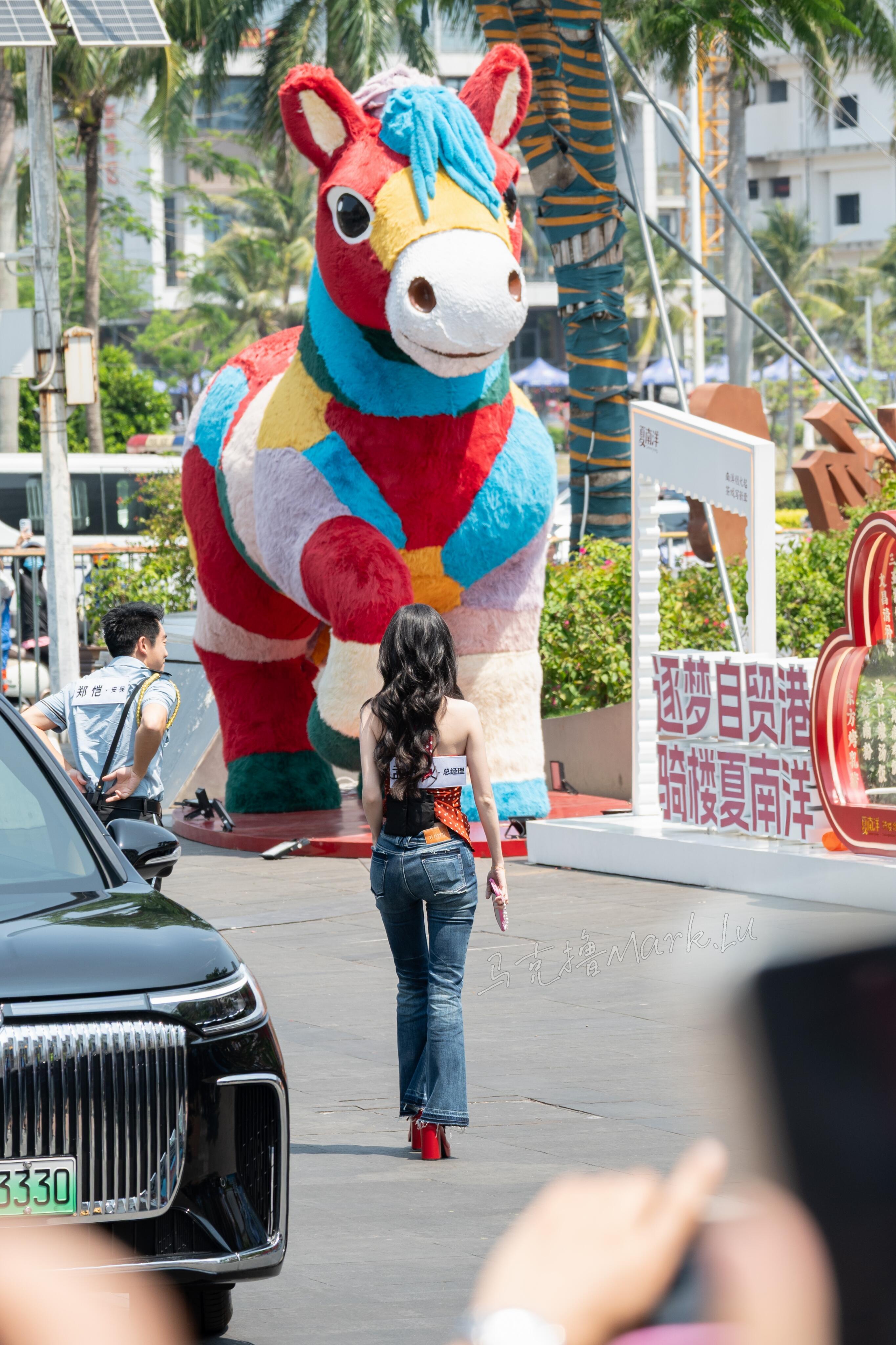 孟姐海口跑男录制背影杀！ 