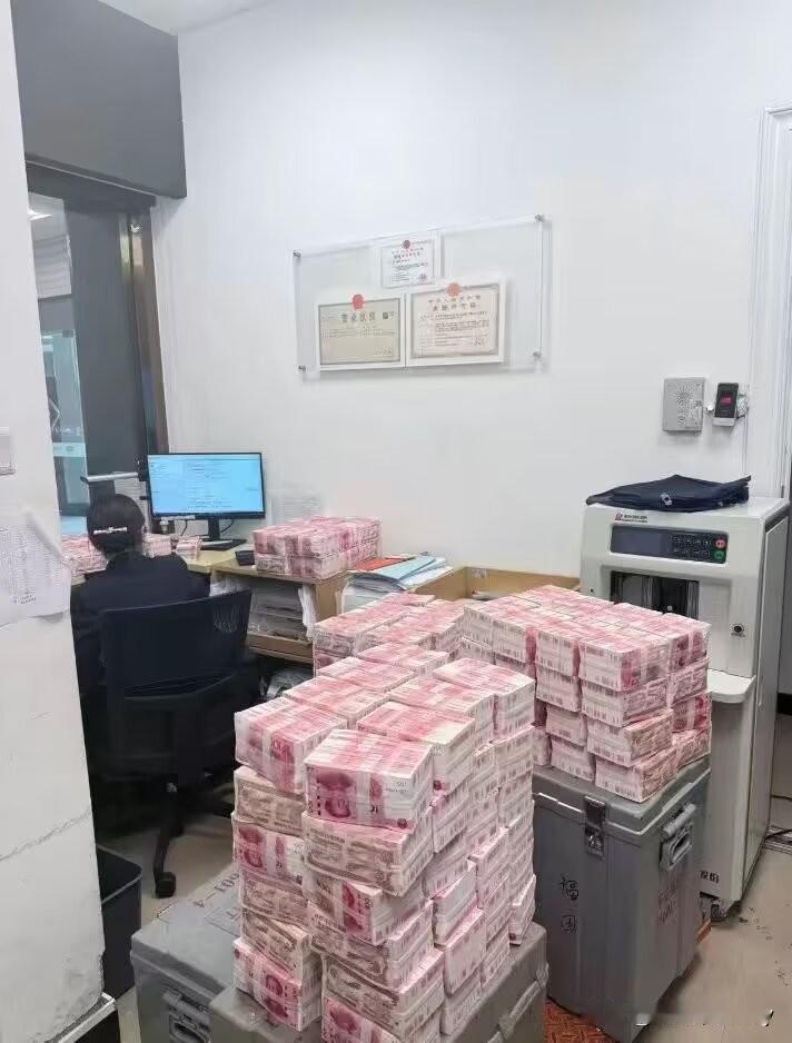 当一堆钱放在你面前的时候，说真的，你会不会动心？两句话离不开钱 兜里有很多现金 