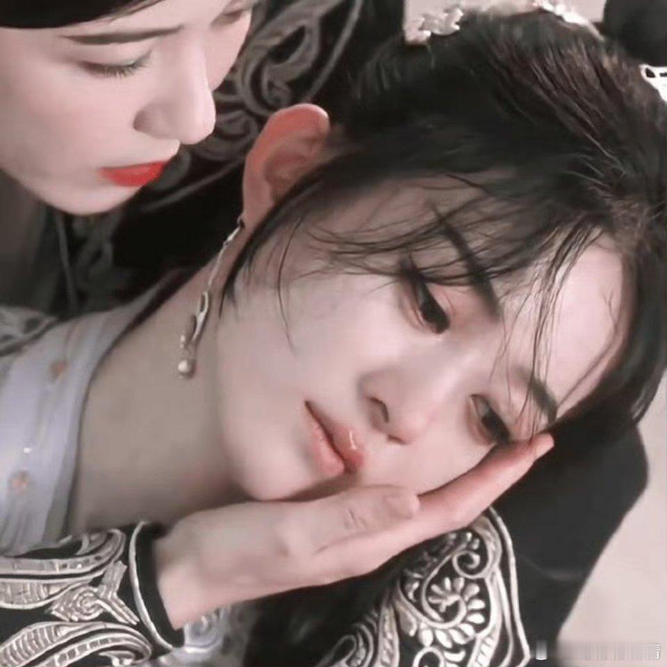 赵丽颖独自出门逛街赵宝现在也不出来参加活动，剧也不播，下个饼也未知，让网友隐隐的