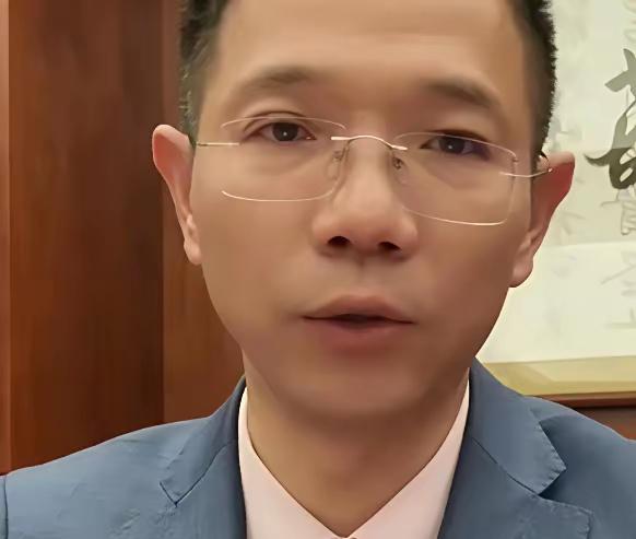 瘦小的身躯敢于扛起大旗

李律说，
有事冲着他来，
别网暴他的当事人!

这是怎