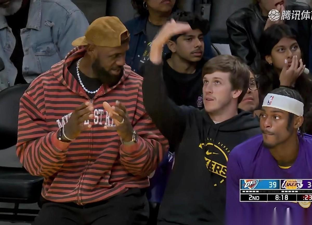 消息不准确啊，里夫斯这不是还在吗。今天湖人打雷霆，当镜头扫过湖人替补席时，惊现里