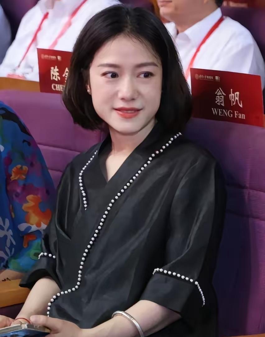翁帆现在好漂亮啊，气质特别好，我不说的话你能看出来她50岁了吗？说是30岁都不过