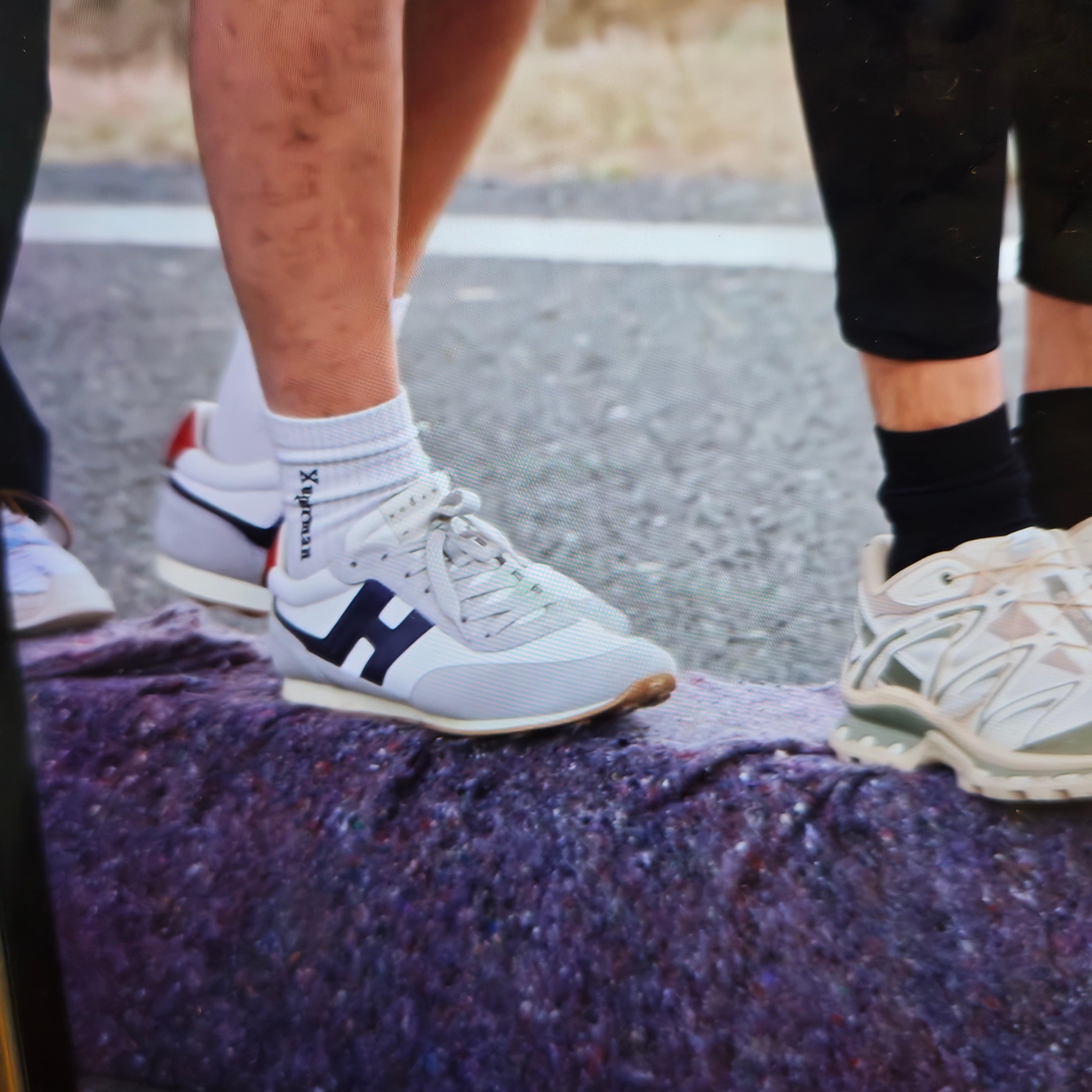 一款尽力穿着自己袜袜和鞋的小xu ​​​
