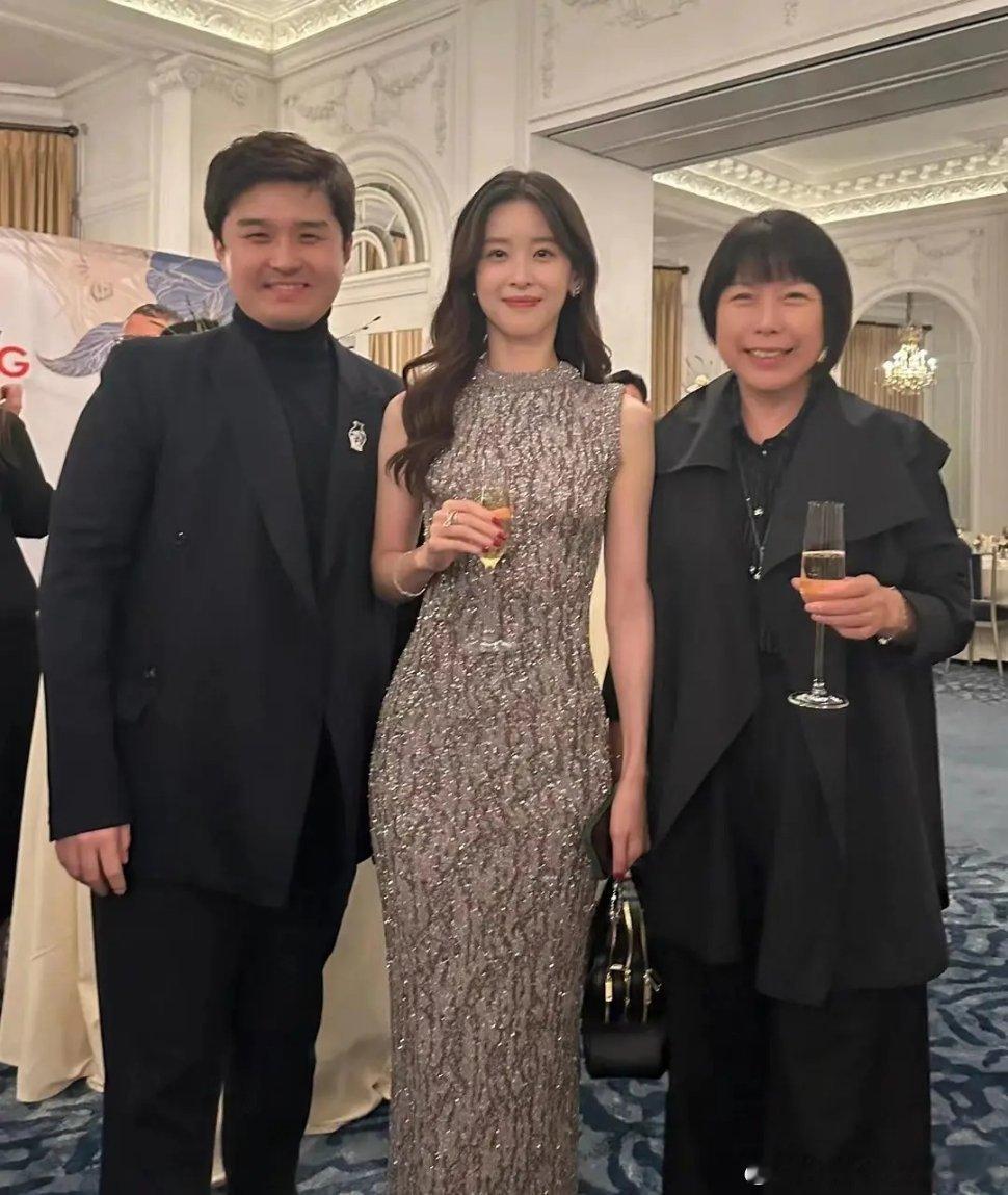 奶茶妹妹还是那么美，成功女性的美永存 ​​​