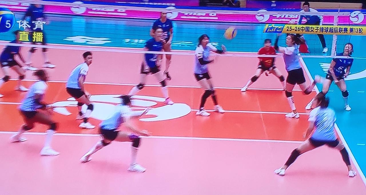 天津女排的比赛节奏终于丝滑起来了！天津女排第三局比赛继续首发二传孟豆，二传孟豆激