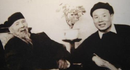 1947年，李可染想拜齐白石为师，齐老随意翻看着李可染带来的画，没曾想，刚翻几下