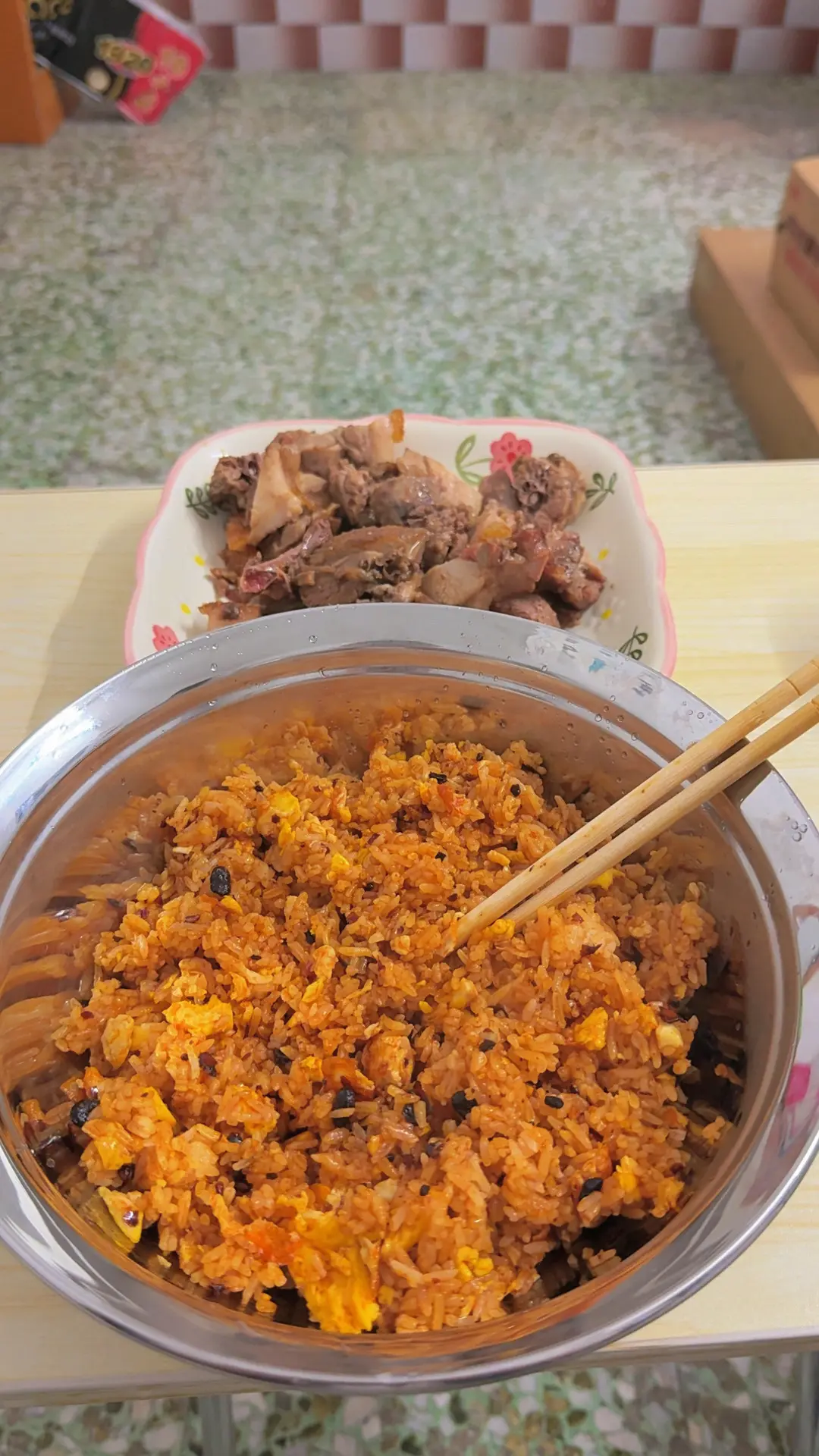 关回家做了个蛋炒饭，吃完就开播！