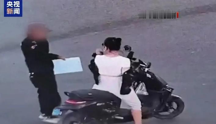 胆子太大了！江苏连云港，一名身穿特警服装的男子，每天早早在路边检查，还对过往行人