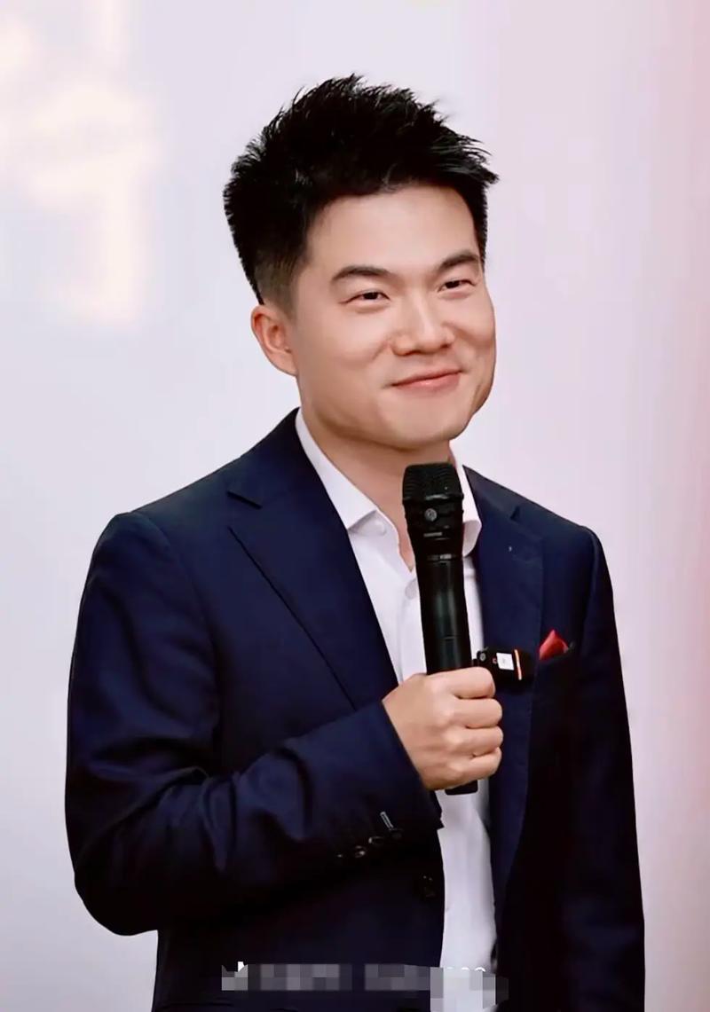 有感而发！
2022年的一夜爆火
人人夸成草根逆袭，博学神人
每场直播10万+的