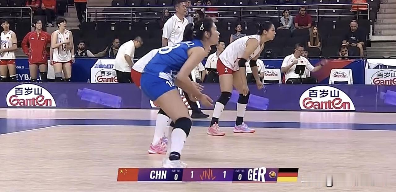2026世界女排联赛土耳其安卡拉站打响，中国女排迎战德国女排。首局两队鏖战至末分