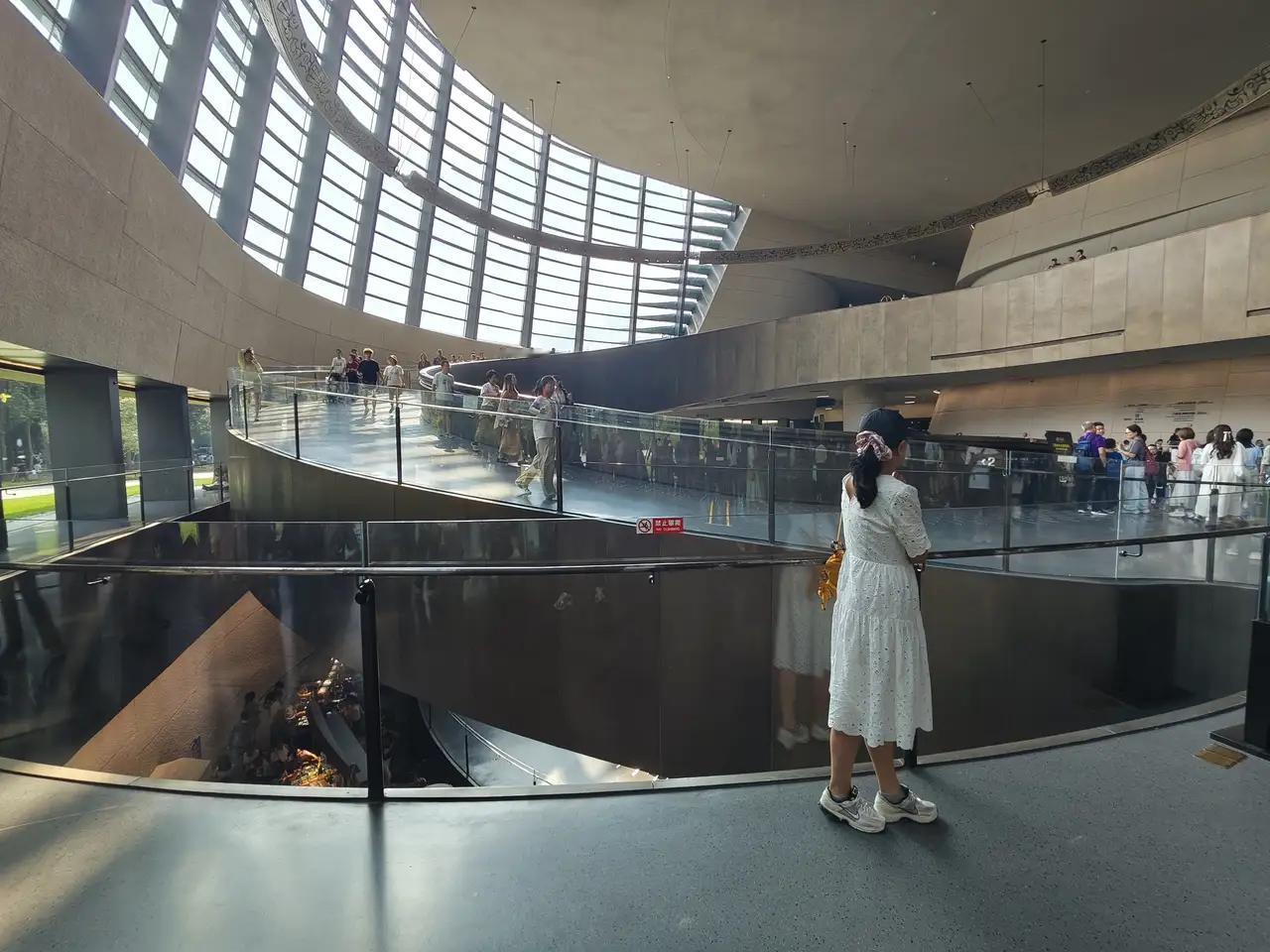 今年8月份有幸来到成都三星堆博物馆，其中有一件展出的文物让我大开眼界震惊不已。