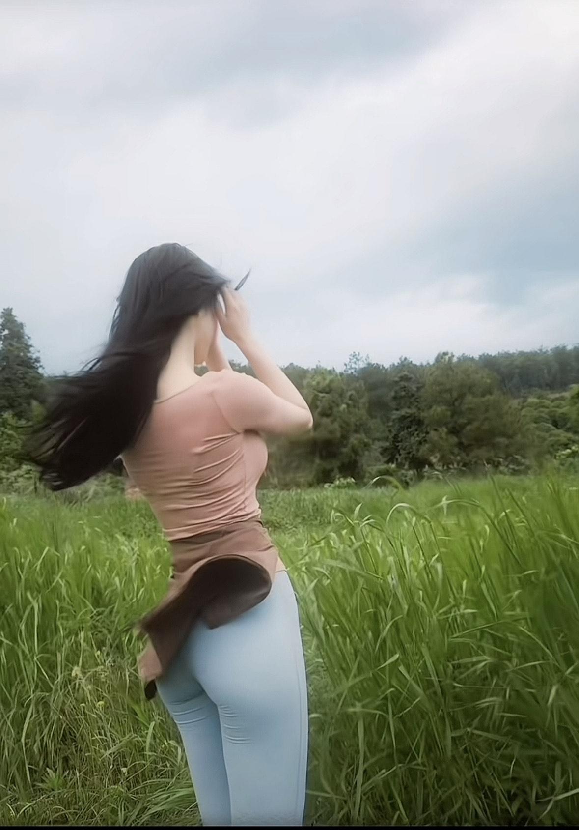 上联：青荷开浅夏，
下联：红叶拂深秋。
下联：碧水映初春。