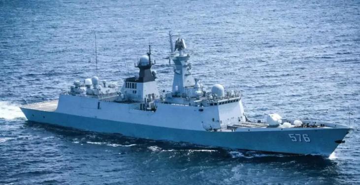 谁敢拦？4 艘中资油轮无视美军禁令启航，054A 早已布下防线。

美国再度祭出