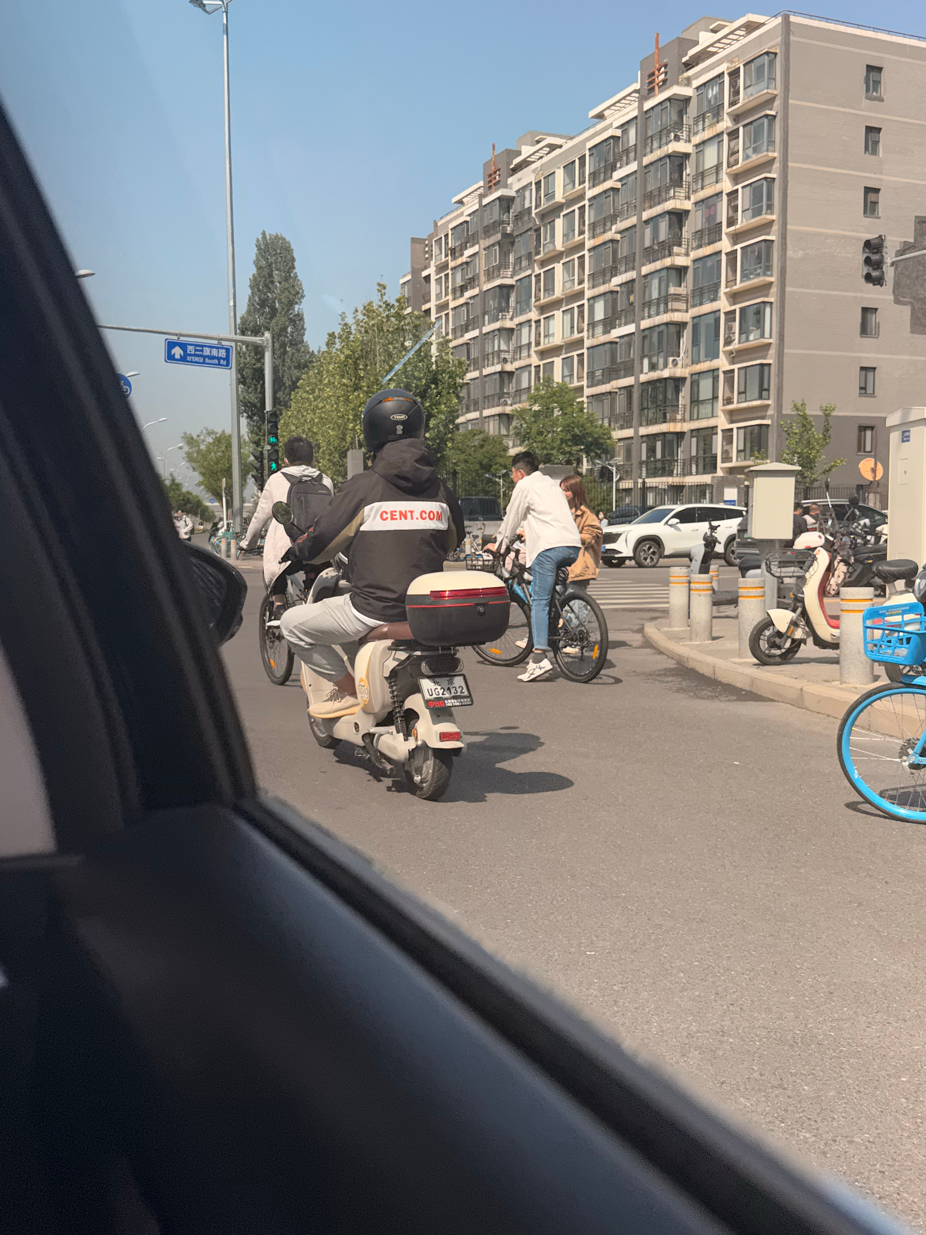 之前就听说北京堵车，完全没有概念，今天感受了一下，十分钟没走出500米，单车大军