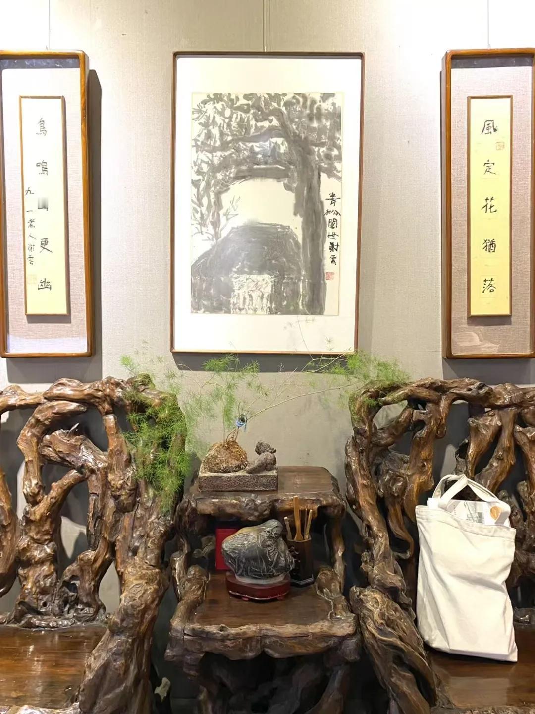 夜访“翰墨鉴藏” 董事长徐先生，品茗谈艺，说来话长。共同的话题当然也是以柳青凯与