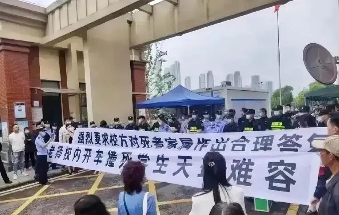 武汉教师校内撞死小学生让人心痛，但是也通过这件事再次暴露了社会的风气，社区对教师