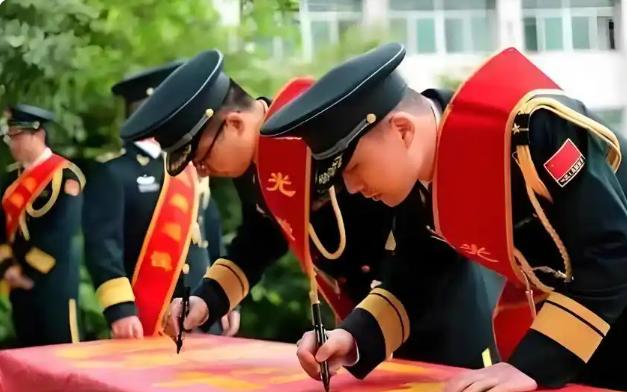 部队也卷起来了？
 
明明干满12年就能转业安置进体制，不少老兵却硬扛着压力，愿