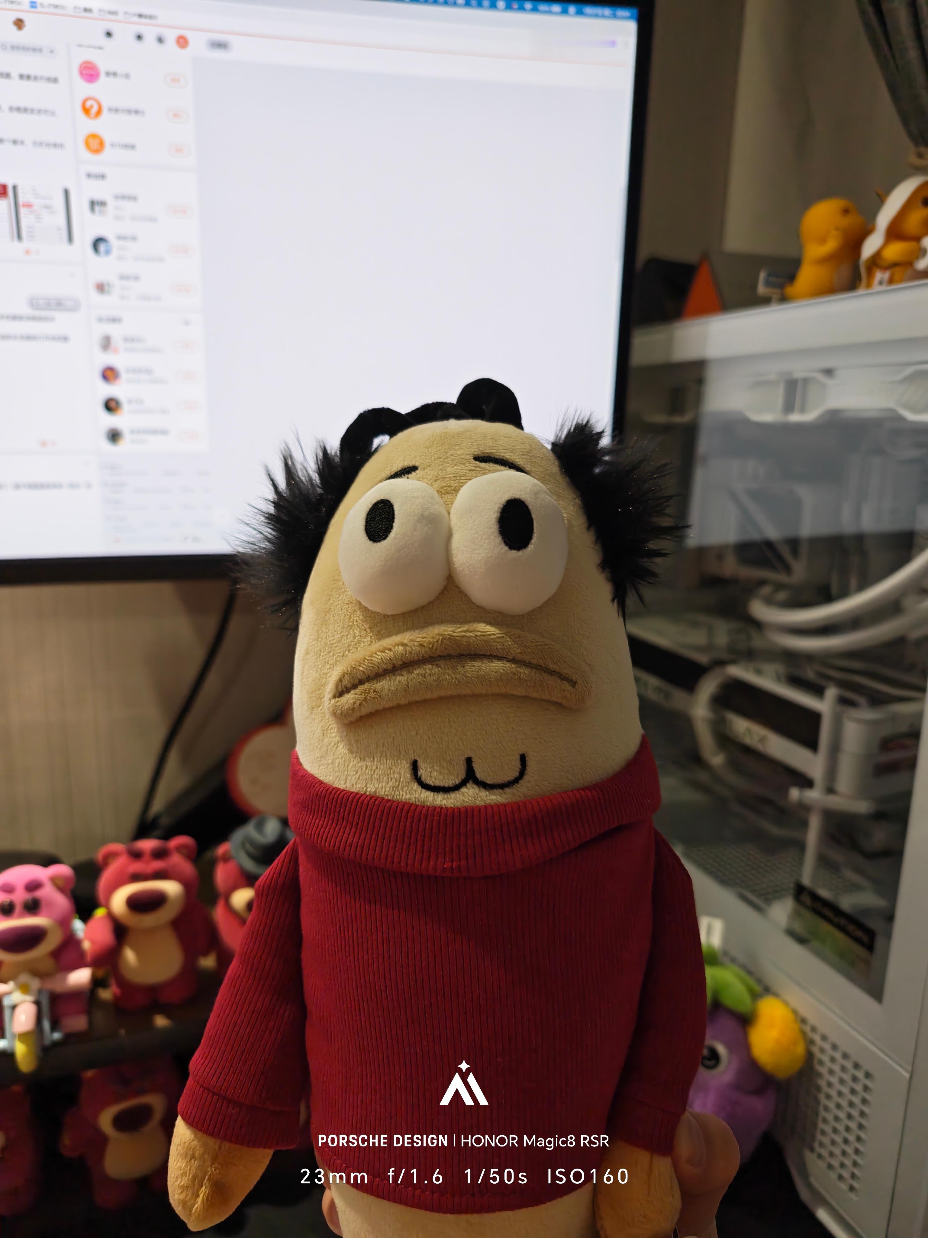 买了个比奇堡居民玩偶，网友叫它“陈奕迅”。这头发有那么一丝丝相似，丑萌丑萌的