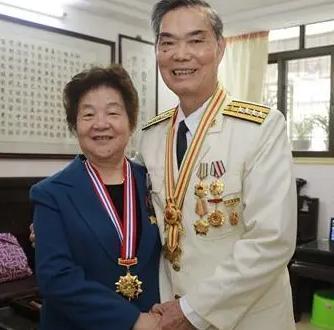 1972年，24岁的女干部李玉枝嫁给了一级伤残战斗英雄，之后她每天拿布条把自己和